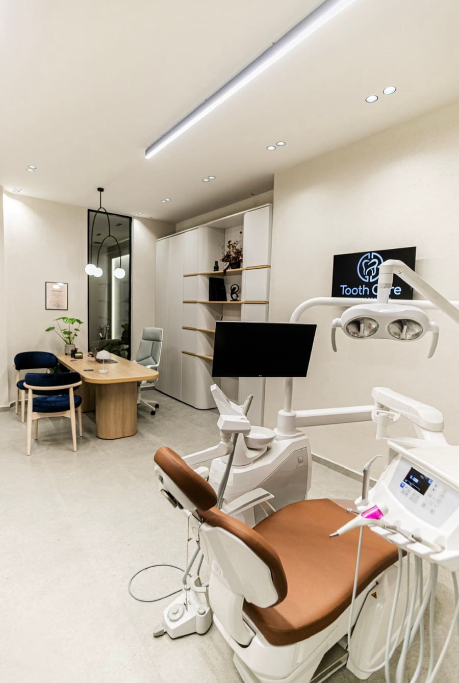 Αίθουσα θεραπείας του οδοντιατρείου Tooth Care με σύγχρονο εξοπλισμό